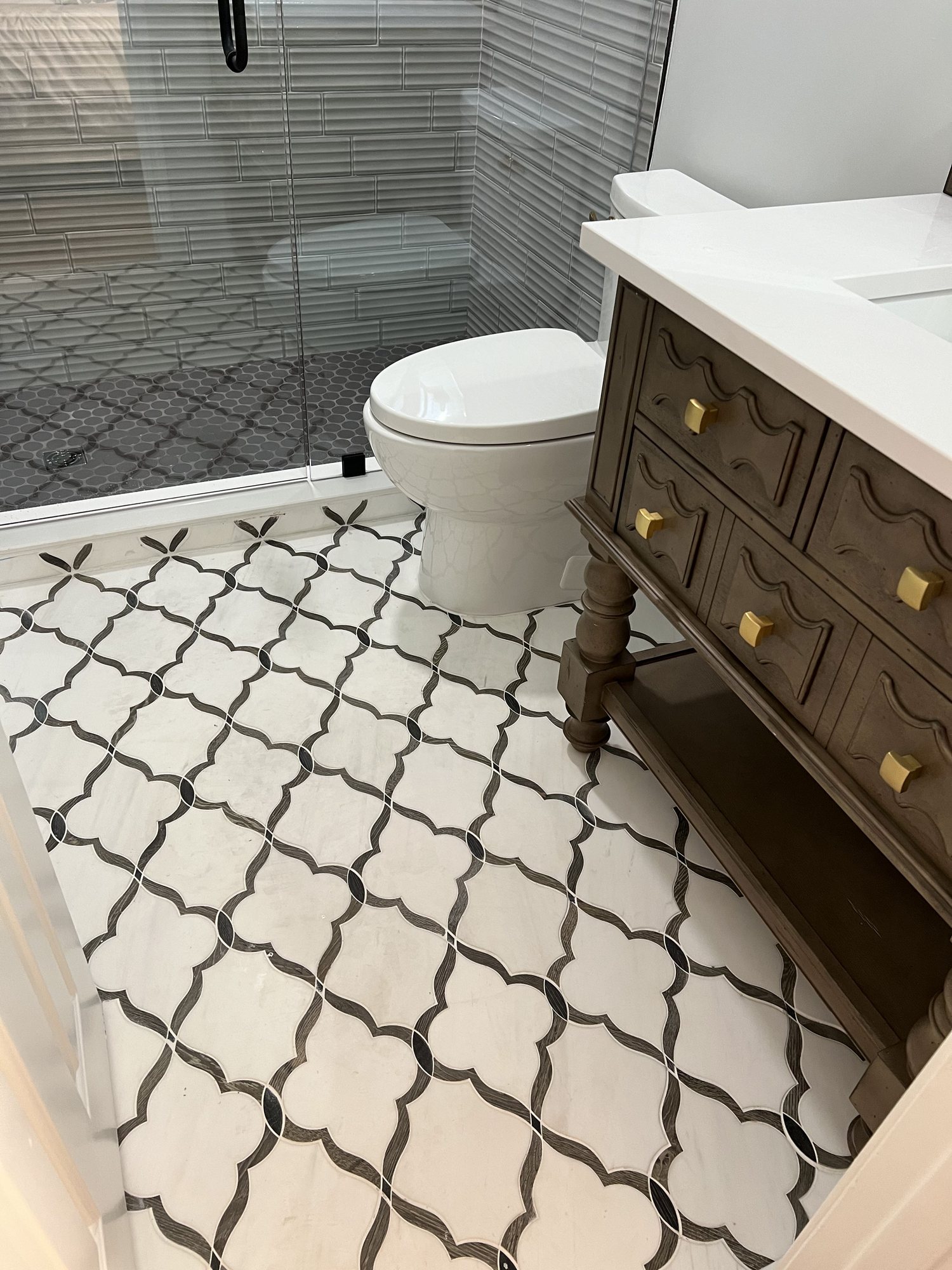 Arabesque tile bathroom detail