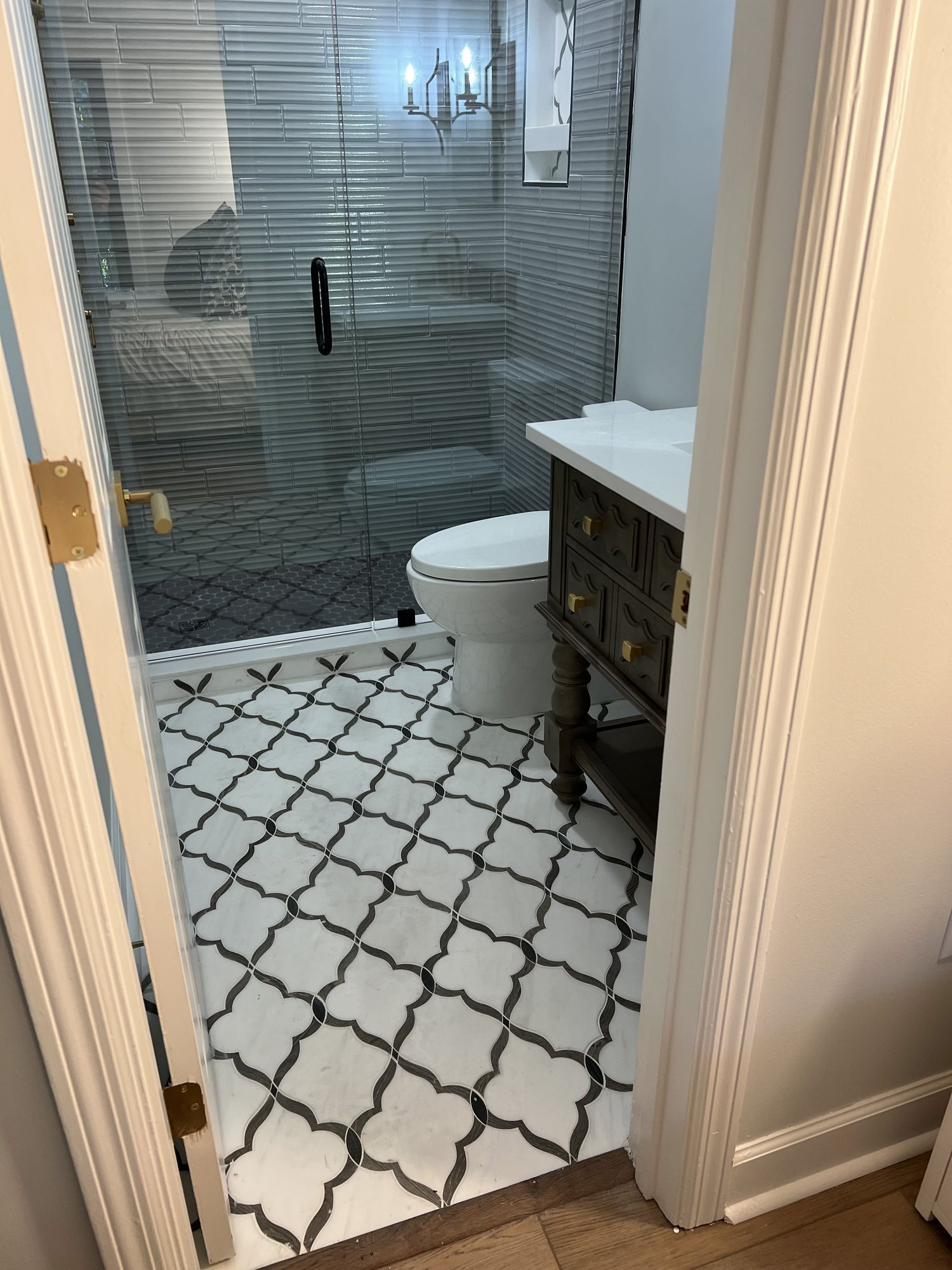 Designer bath with arabesque tile floor
