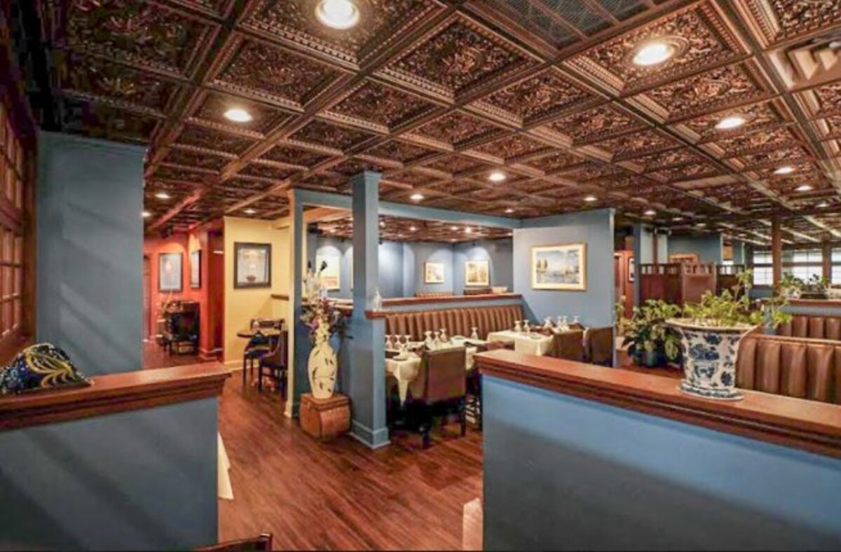 Graysons Steak and Seafood booth seating detail